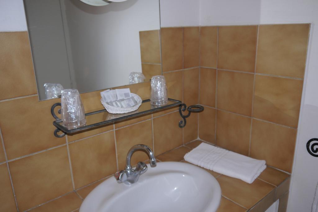 Auberge Des Seguins Buoux Bilik gambar
